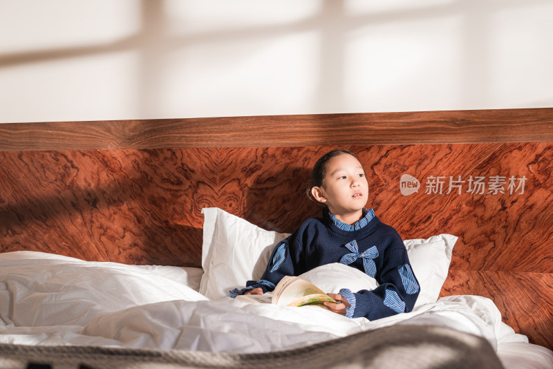 清晨坐在床上的中国女孩