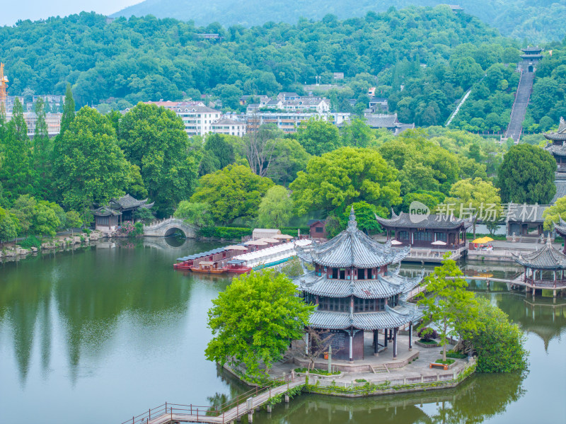 航拍浙江省台州市临海市东湖景区紫阳古街