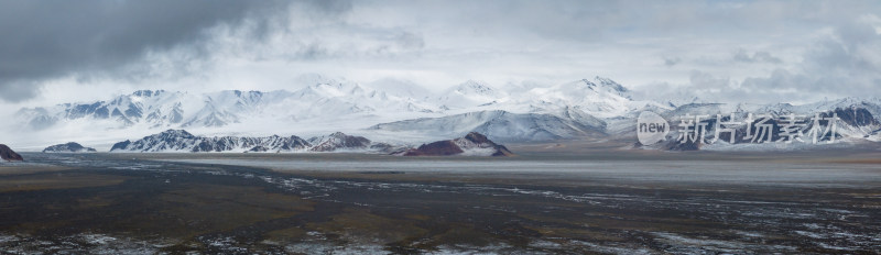 新藏线上喀喇昆仑山脉的雪山