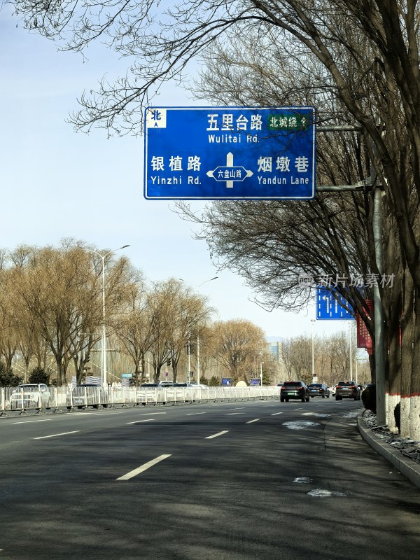 城市道路指示牌与街景