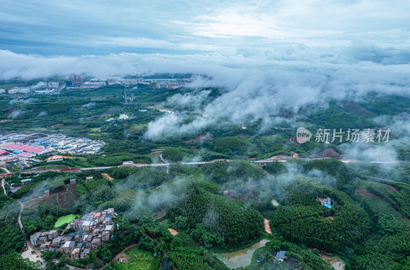 乡村田园连绵群山云雾缭绕唯美风光航拍全景