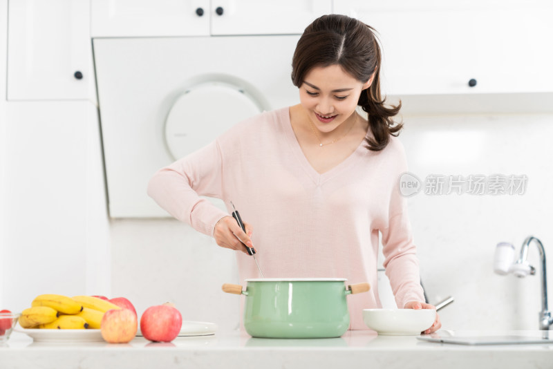 年轻女子在厨房做饭