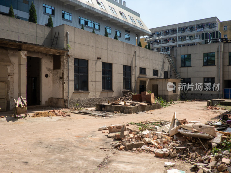 破旧建筑与荒废庭院的真实景象