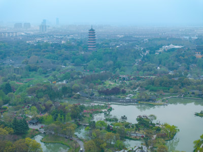 航拍烟雨江南扬州瘦西湖风景区全景