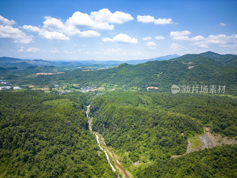 祖国壮丽山河蓝天白云青山森林摄影图