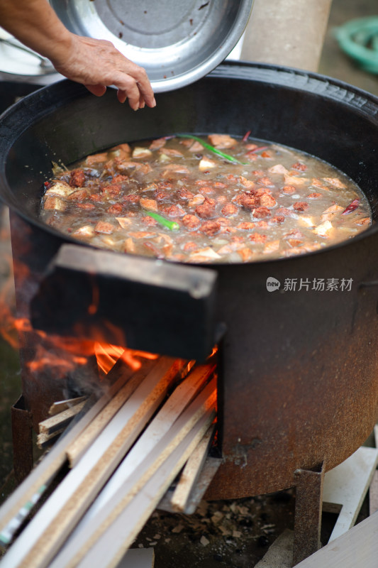 农村地锅烧柴火做饭