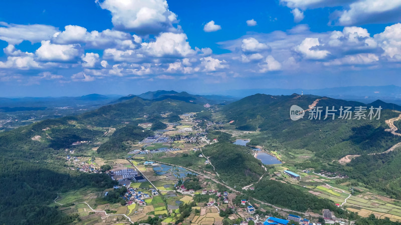 南方山川丘陵梯田农田航拍图