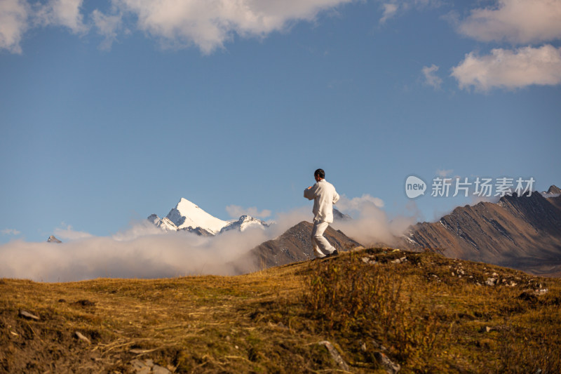 蓝天白云山峰云雾太极拳