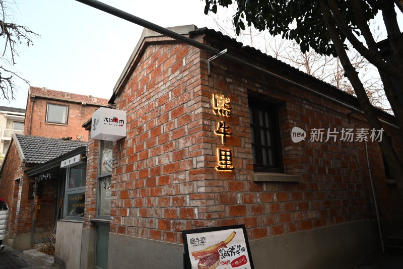 红砖建筑餐饮店外观