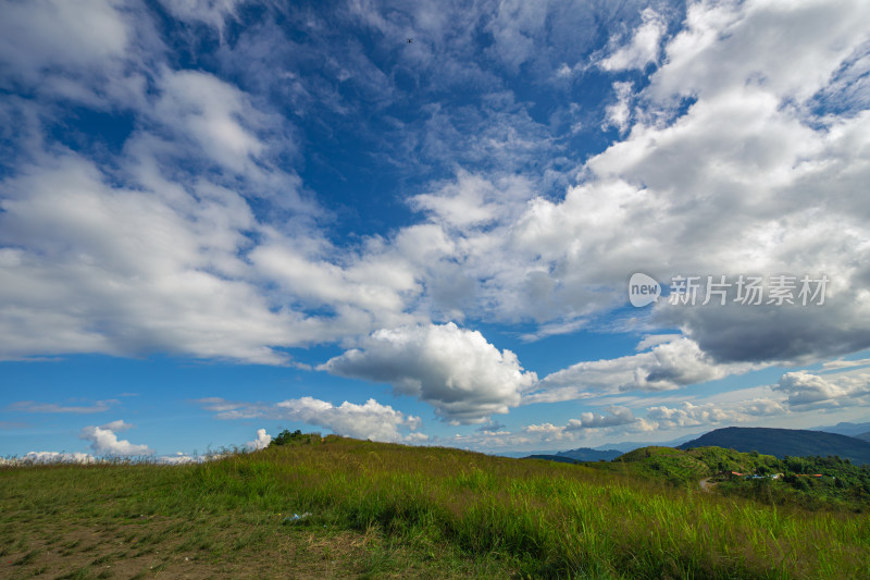 蓝天白云下的山峦田野