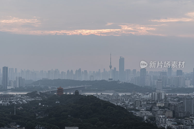 暮色下的城市高楼全景