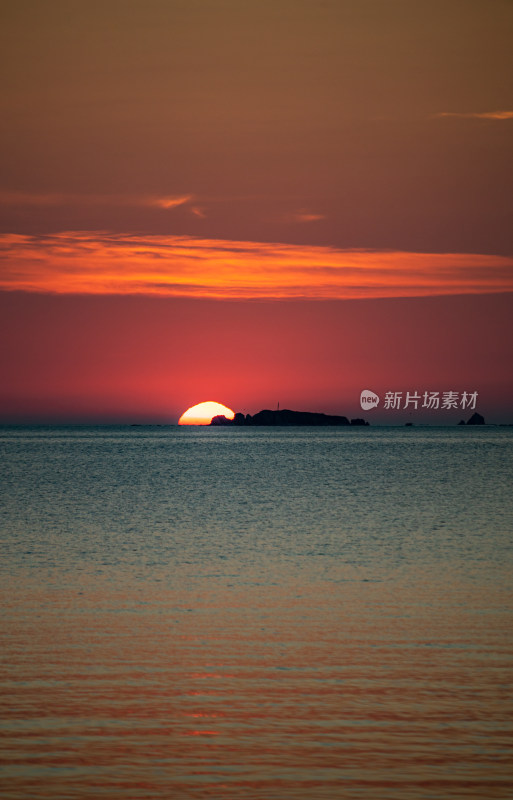 山东烟台第一海上浴场栈桥海上日出景观