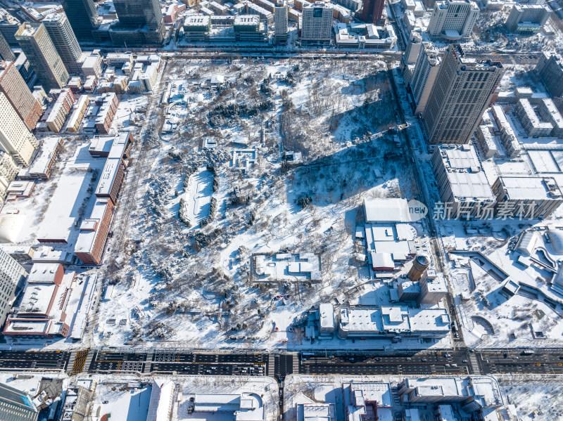 城市中被雪覆盖的一片区域鸟瞰图