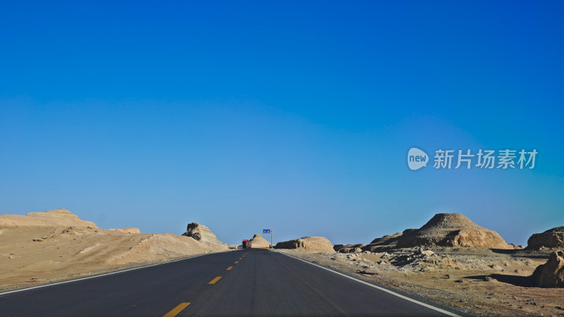 青海海西U型公路雅丹地貌