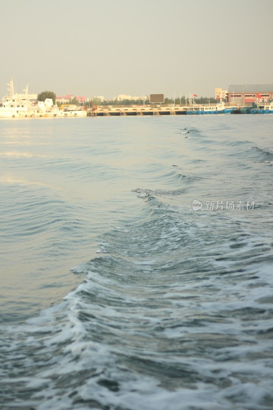 海面船行激起的波浪景观