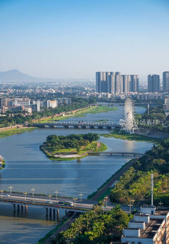 有摩天轮和高楼的城市河流景观