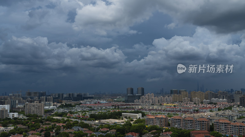 乌云笼罩下的城市建筑群全景