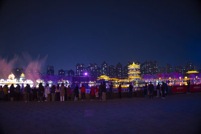 大唐芙蓉园夜景中式建筑湖面倒影