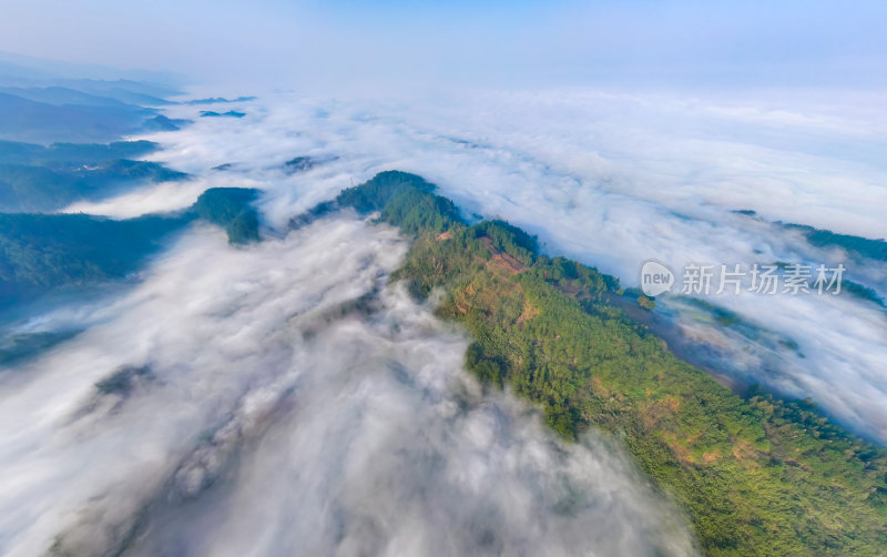 高山乡村云雾缭绕