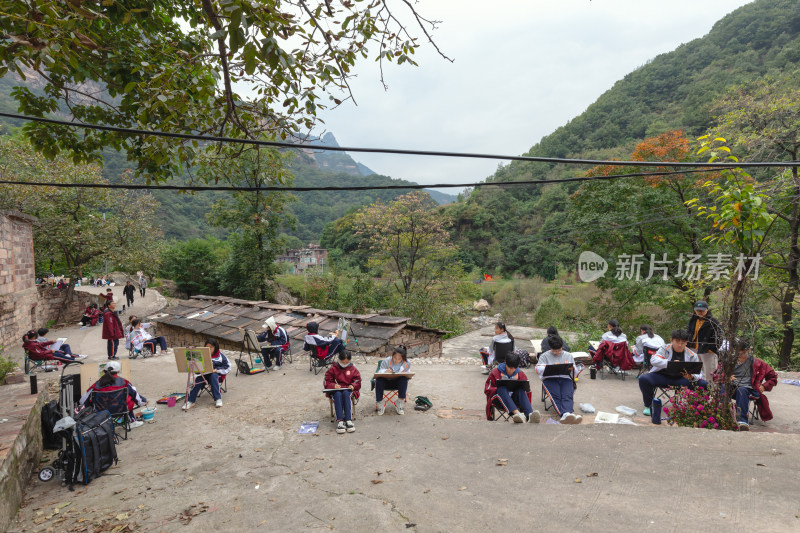 太行山峡谷写生的学生们11