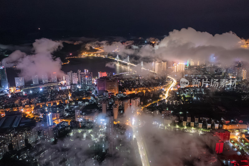 云雾缥缈的城市夜景