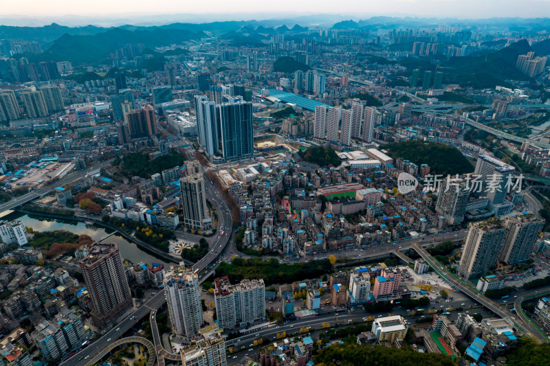 贵州贵阳城市清晨风光航拍图