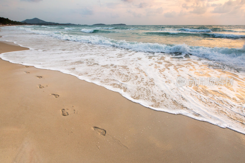 海滩上的足迹与浪花