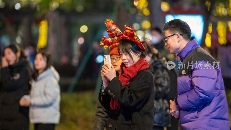 成都除夕夜双子塔和交子大道的新年活动