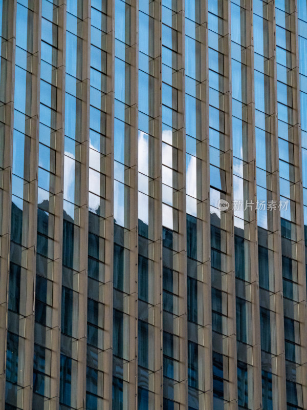 映射蓝天的城市建筑大楼