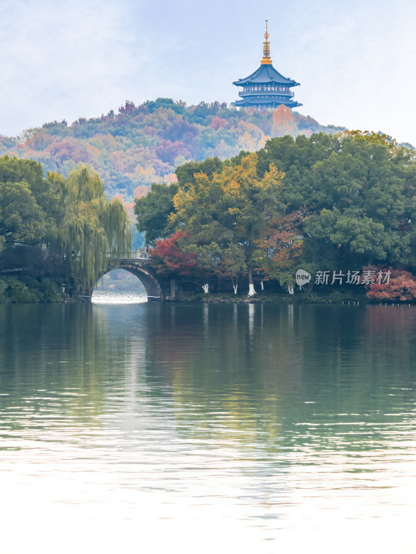 西湖景区雷峰塔与拱形桥