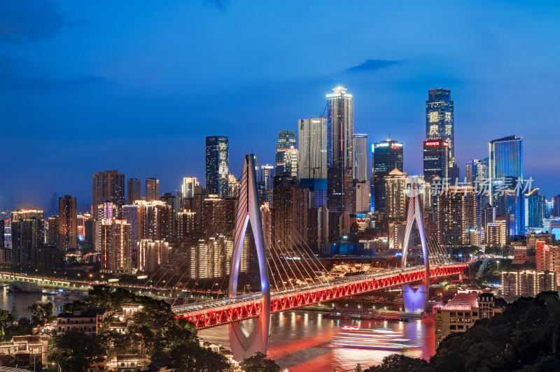 重庆市渝中区夜景，东水门长江大桥夜景风光