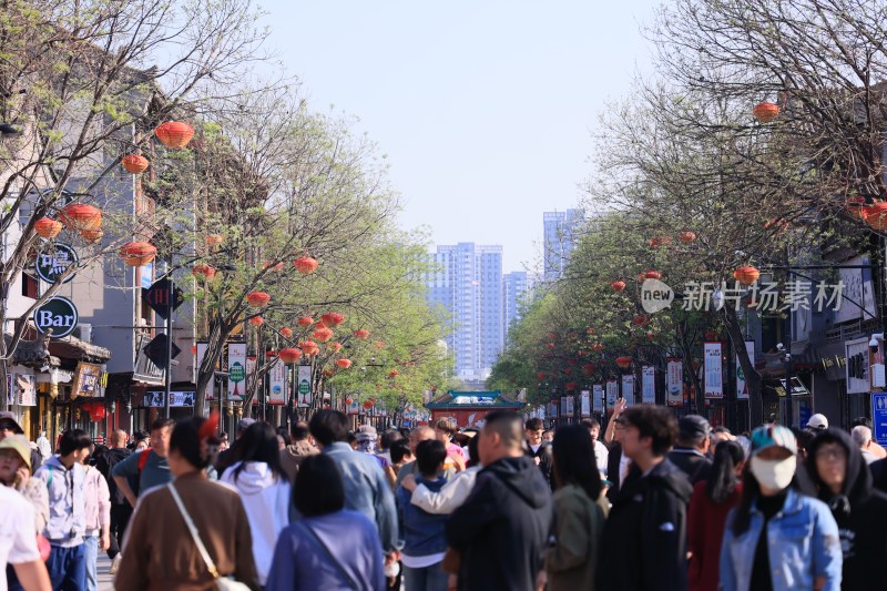 山西大同华严寺广场仿古街人山人海的人群