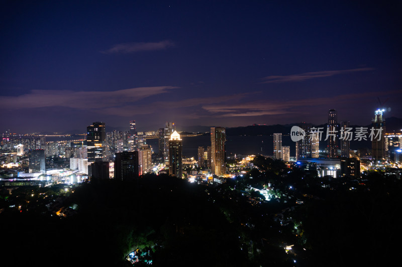 夜晚城市夜景灯火璀璨的全景图