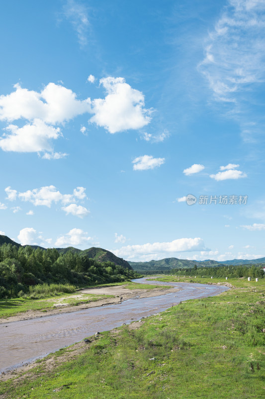 夏天蓝天白云与河流