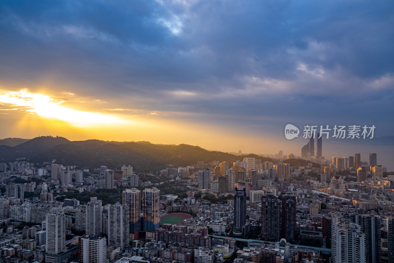 阳光洒在城市上空的俯瞰全景