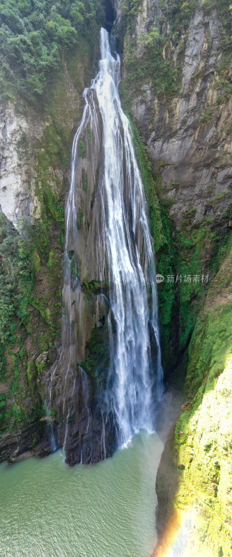 大自然高山流水瀑布航拍全景图