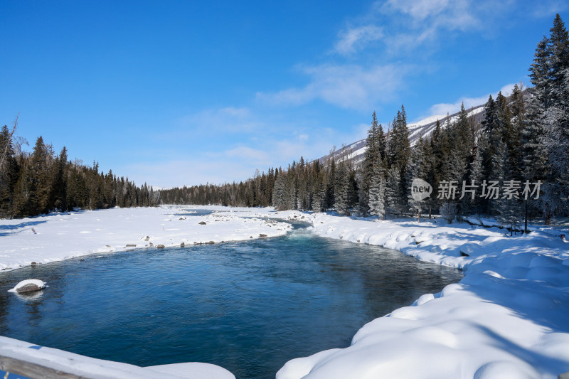 新疆喀纳斯雪景神仙湾冰河晨雾雪山森林雾凇