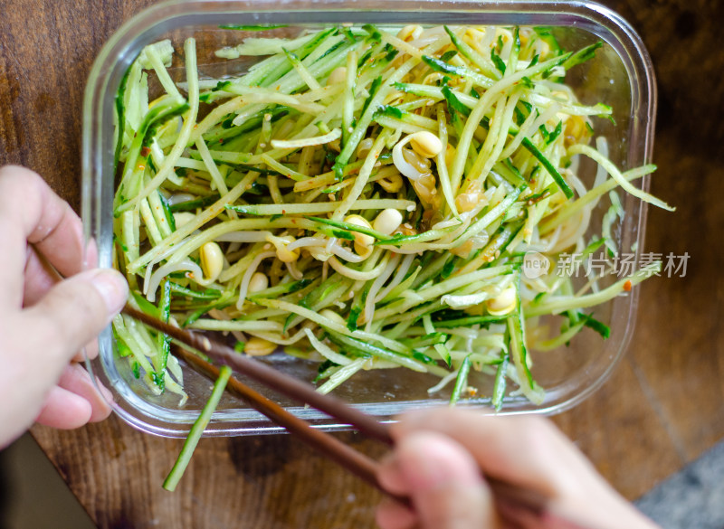 自制一份黄瓜丝拌豆芽的凉菜