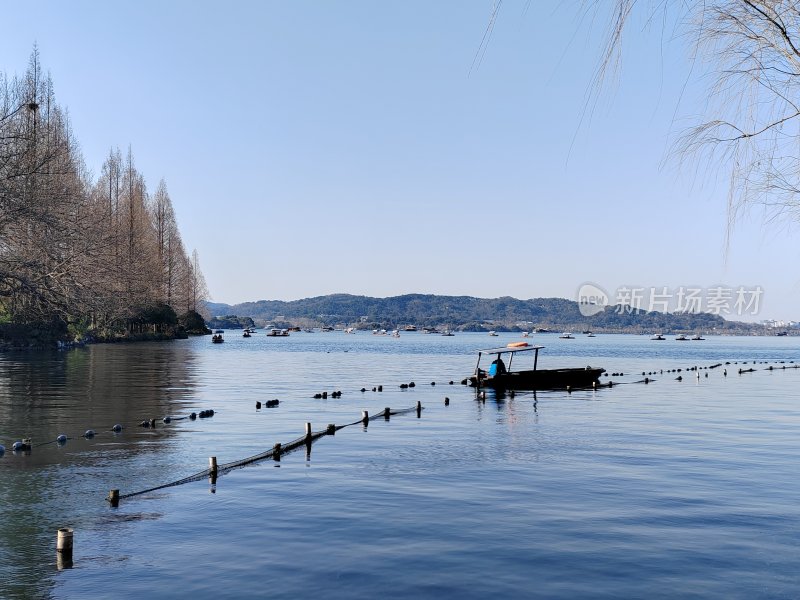 平静湖面上有小船的自然风景