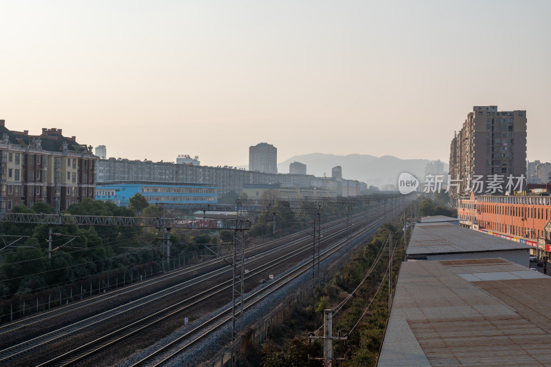 火车与城市建筑