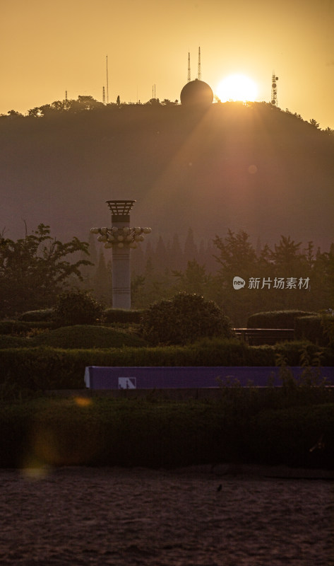 青岛小鱼山第一海水浴场汇红瓦绿树碧海蓝天