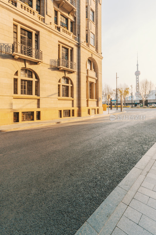 上海市早晨阳光下的街道沥青路面