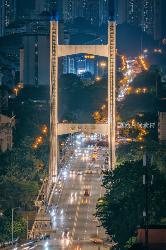 广西柳州壶西大桥路面车流夜景