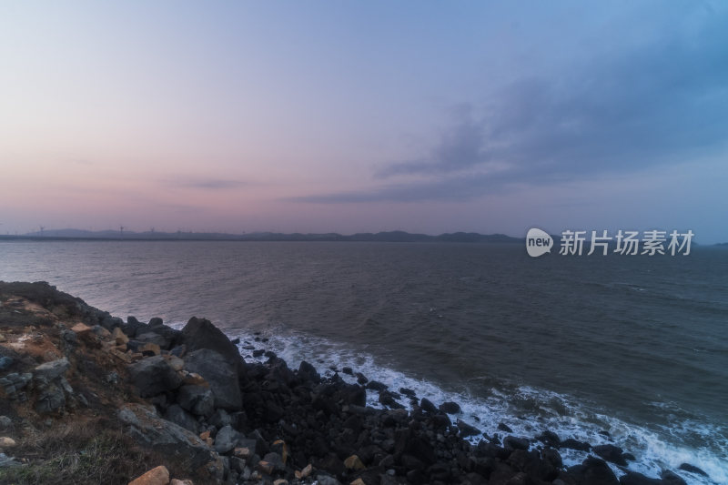 海边岩石旁的黄昏海景