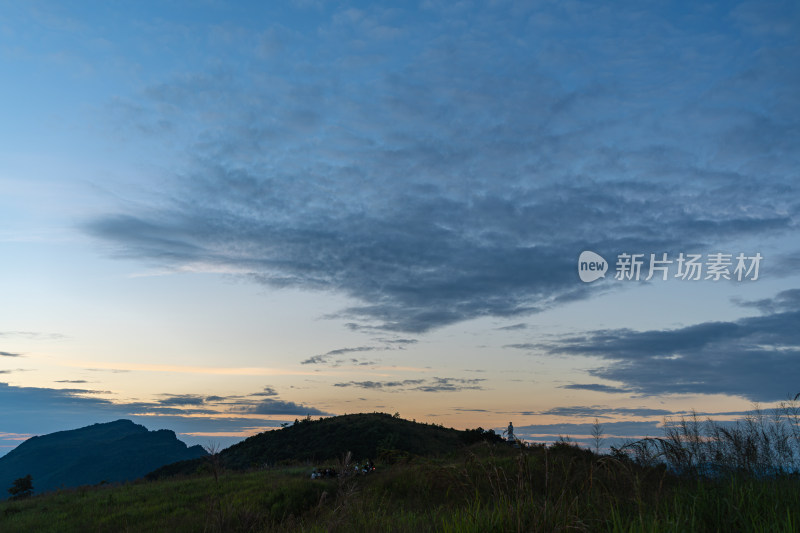 山顶的天空和风景