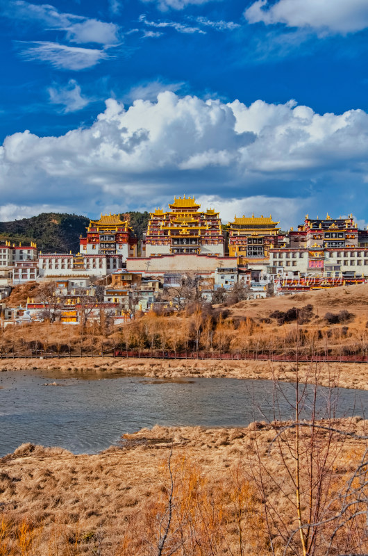 云南迪庆香格里拉松赞林寺景区湖泊草地秋景