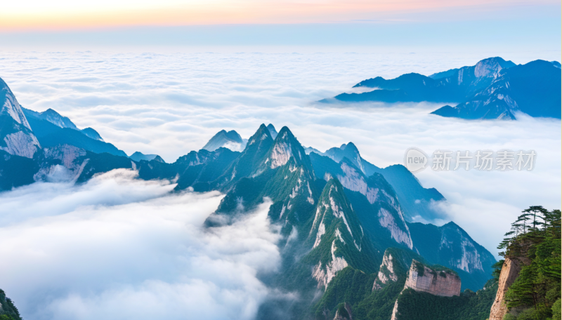 云雾缭绕的壮丽华山山景