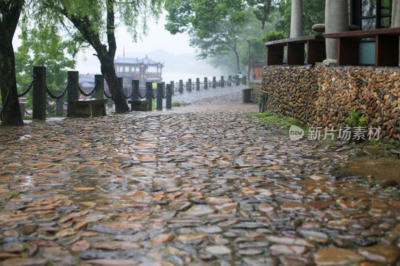 古镇老街的雨后清晨