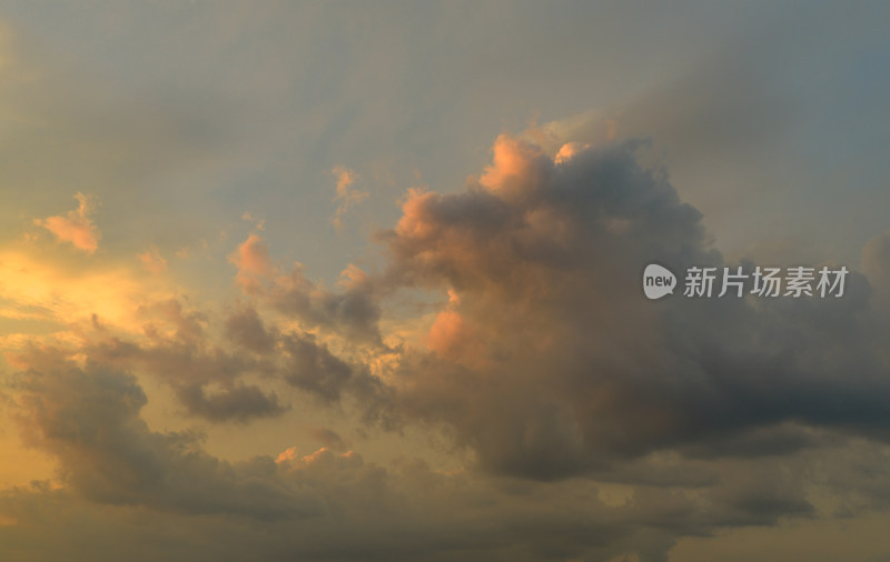 晚霞天空背景素材 金色云层