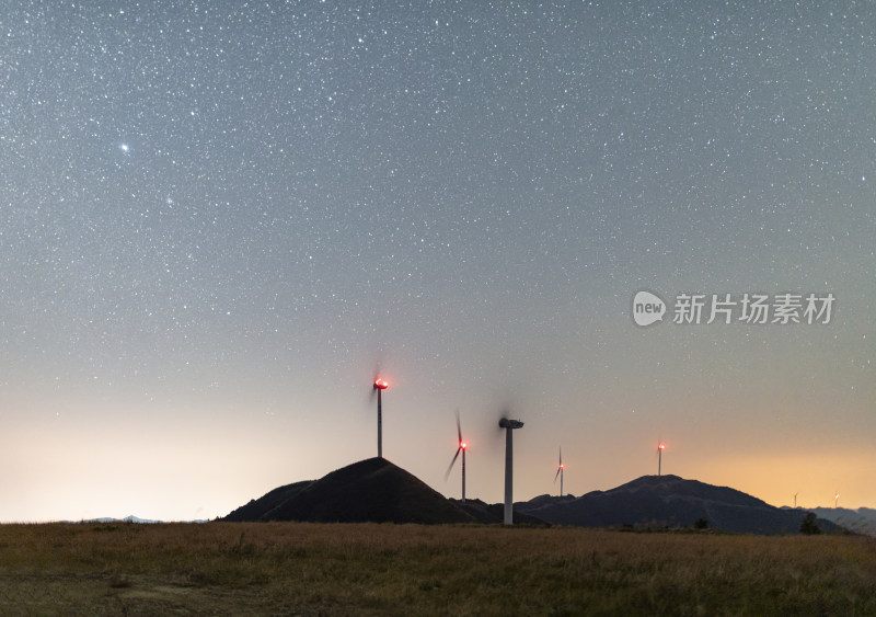 广西柳州融水县-夜空下的风力发电场